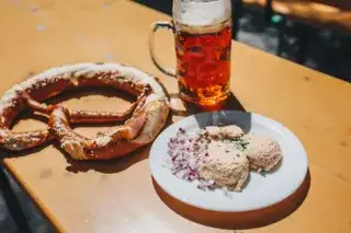 Biergarten Klassiker: Obazda mit Brezn und Bier beim Aumeister