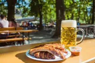 Essen & Trinken im Biergarten: Spareribs und eine Mass Helles Bier