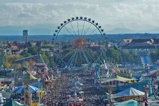 Panorama des Oktoberfests mit Blick auf das Riesenrad.