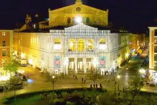 Das Gärtnerplatztheater von Außen bei Nacht