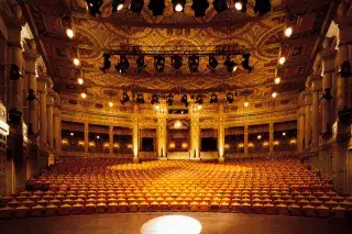 Blick von der Bühne auf die Loge im Zuschauerraum im Prinzregententheater