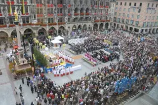 Panoramablick des Fronleichnam Gottesdienst auf dem Marienplatz