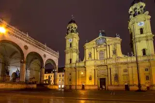 Blick auf die Theatinerkricher und Feldherrnhalle am Abend