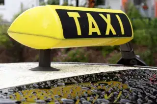 Taxi Schild am Tag nach Regen