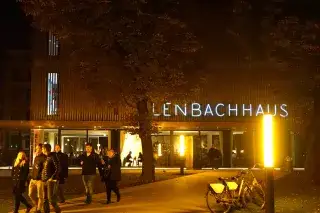 Besucher vor dem Lenbachhaus zur Langen Nacht der Museen