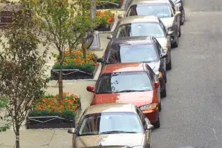 Autos parken in einer Straße mit Parklizenz