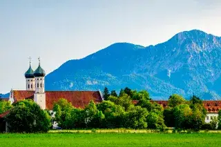 Kloster Benediktbeuern mit Benediktenwand