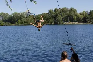 Mann springt in Feldmochinger See