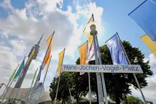 Der Hans-Jochen-Vogel-Platz im Olympiapark