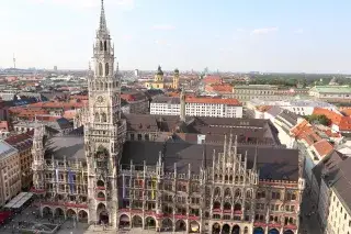 Ausblick über den Marienplatz und die Dächer der Stadt