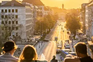 Blick vom Friedensengel in München zum Sonnenuntergang. 