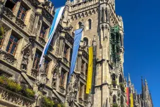 Trauerbeflaggung am Neuen Rathaus auf dem Münchner Marienplatz