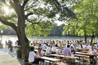 Brotzeit im Biergarten