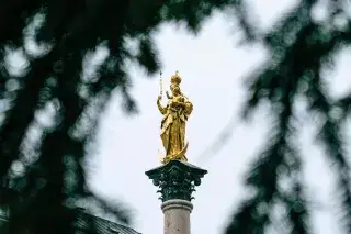 Die Mariensäule durch die Äste des Christbaums auf dem Marienplatz