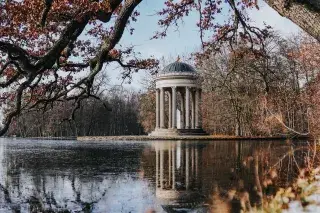 Der Monopteros im Nymphenburger Schlosspark im Winter