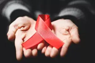 Die Rote Schleife ist weltweit ein Symbol der Solidarität mit HIV-Infizierten und AIDS-Kranken