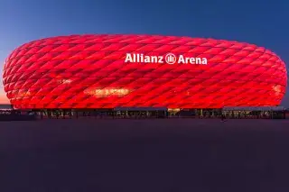 Die Allianz Arena leuchtet in den Farben des FC Bayern