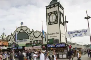 So sieht die Augustiner Festhalle von außen aus