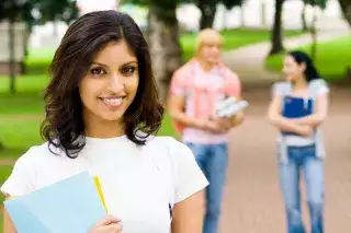 Eine Studentin auf dem Campus