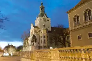 Das Bayerische Nationalmuseum zur Blauen Stunde.