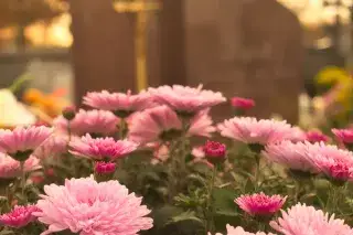 Blumen bei einer Trauerfeier in einer Kirche