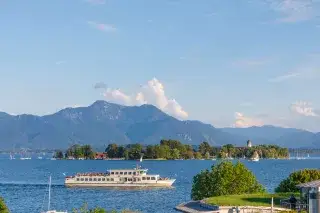 Ein Dampfer fährt auf dem Chiemsee