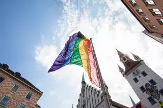 Regenbogenfahne weht beim Christopher Street Day auf dem Marienplatz