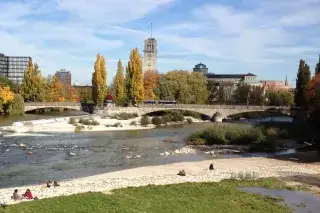 Blick auf die Corneliusbrücke im Herbst