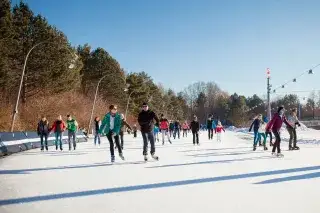 Eislaufen unter freiem Himmel im Eis- und Funsportzentrum Ost am Ostpark