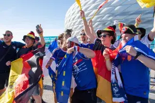 Deutsche und französische Fans feiern gemeinsam an der Münchner Fußball Arena