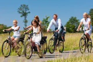 Eine Familie macht einen Ausflug mit dem Rad