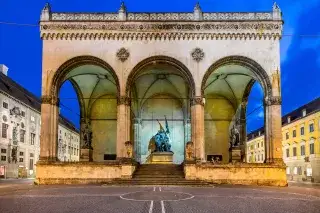 Die Feldherrnhalle bei Nacht