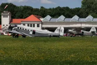 Eine Junkers Ju 52 vor der Flugwerft Schleißheim