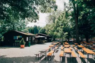 Der noch leere Biergarten Forsthaus Kasten zwischen Neuried und Gauting