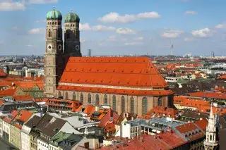 Die Frauenkirche unter blauem Himmel