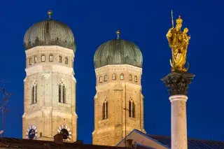 Die Mariensäule, im Hintergrund die Türme der Frauenkirche