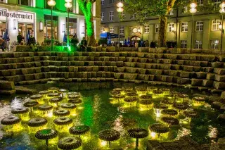 Der Wasserpilzbrunnen am Frauenplatz bei Nacht