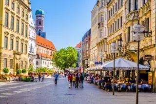 Sommer in der Fußgängerzone Münchens