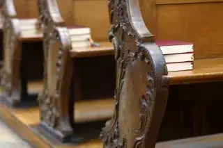 Gesangbücher auf Kirchenbänken