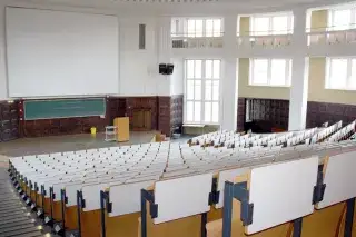 Ein leerer Hörsaal