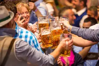 Prost! Anstoßen im Hacker-Festzelt