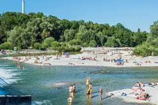 Im Sommer könnt ihr euch rund um den Flauchersteg in der Isar abkühlen