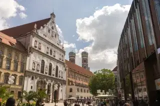 Die Fußgängerzone mit St. Michael und den Türmen der Frauenkirche