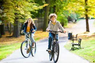 Kinder fahren Fahrrad