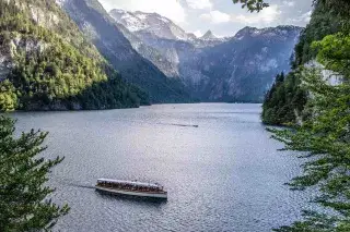 Ein Schiff auf dem Königssee