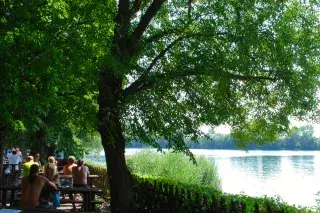 Biergarten am Ufer des Langwieder Sees