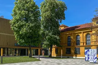 Das Lenbachhaus im Kunstareal in der Maxvorstadt von außen