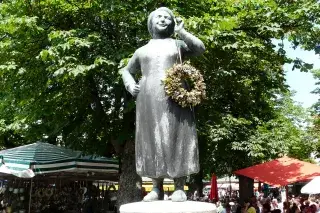 Der Liesl-Karlstadt-Brunnen auf dem Münchner Viktualienmarkt