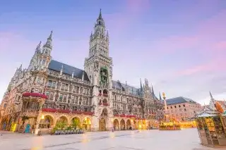 Der menschenleere Marienplatz am frühen Morgen