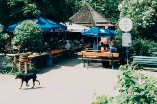 Das Mini-Hofbräuhaus versteckt sich im Englischen Garten